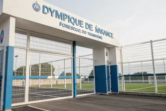 Entrée principale du centre de formation de l'Olympique de Marseille avec ses couleurs bleu et blanc caractéristiques